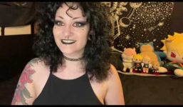 Lucy Lynx talks on Chaturbate

 Video Chaturbate